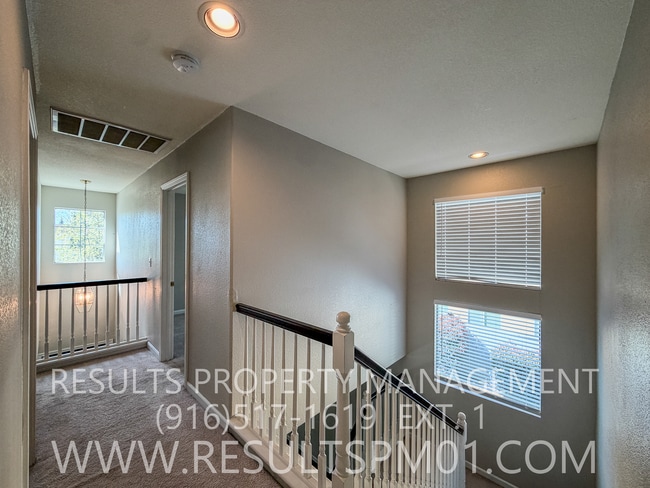 Building Photo - Lovely 4 Bedroom Home in Great Neighborhood