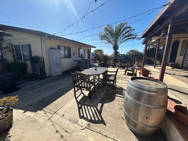 Building Photo - Cozy 2-Bedroom Duplex with Fireplace & Sunroom in Vista – Don’t Miss Out!