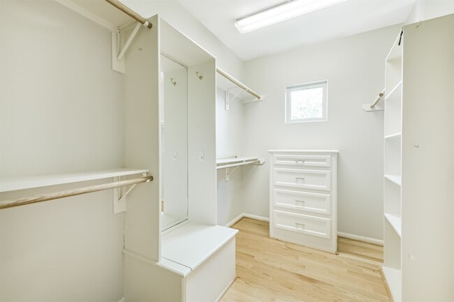 Building Photo - 5823 Lacy St