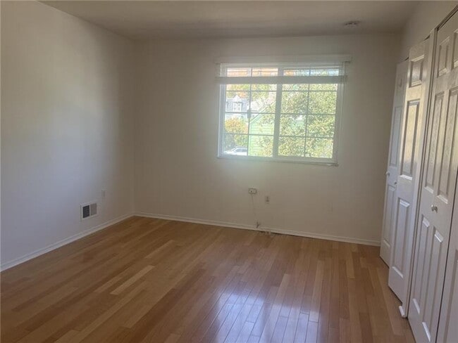 Building Photo - 332 Hailman St