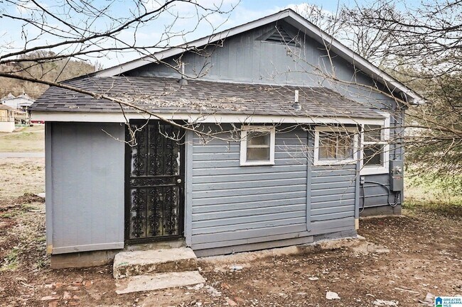 Building Photo - 3640 Wenonah Rd SW