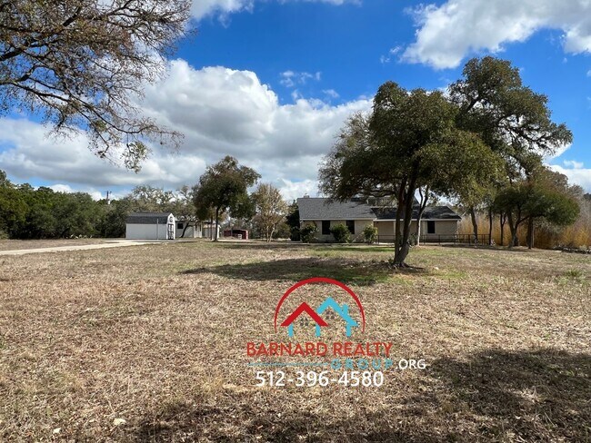 Building Photo - Country Living At It's Finest!