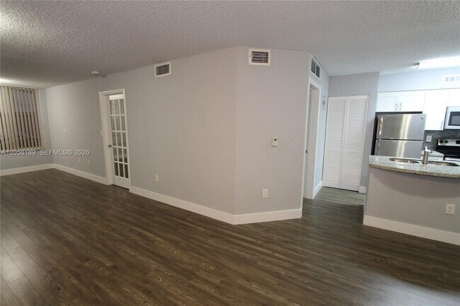 Building Photo - 2803 N Oakland Forest Dr