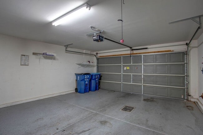 Building Photo - 27 Hudson Canyon St