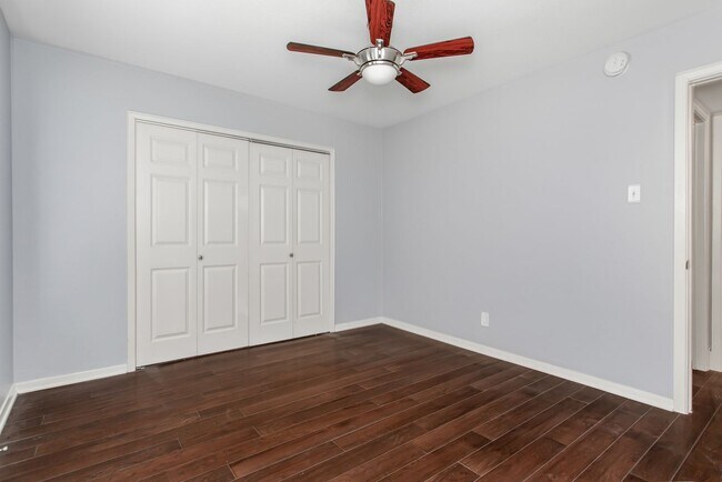 Building Photo - 10205 Regal Oaks Dr