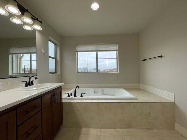 Building Photo - Lovely North Plains 4Bd 2.5Ba Home with Ja...