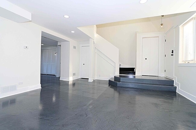 Building Photo - 6337 Roosevelt Rd