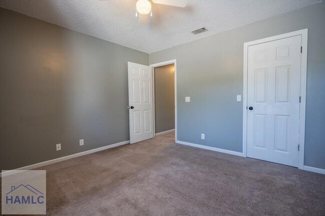 Building Photo - 910 Brett Dr