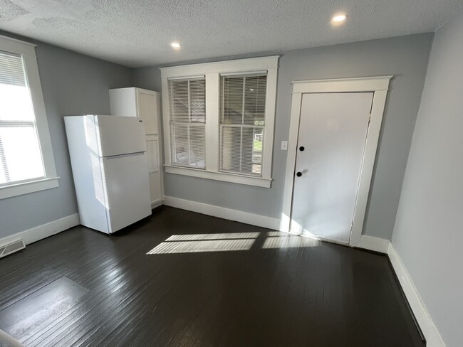 Building Photo - 2147 St James Dr