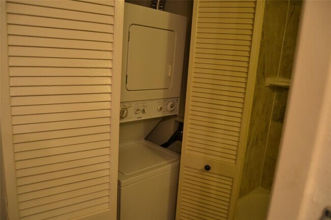 Building Photo - 2021 Spenwick Dr