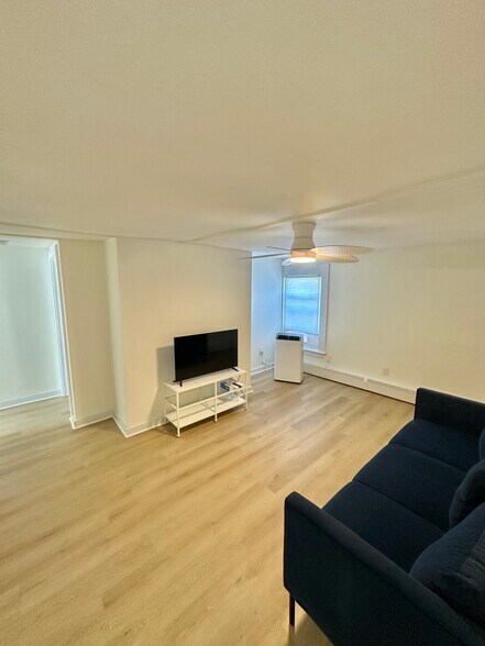Building Photo - 122 Larch St