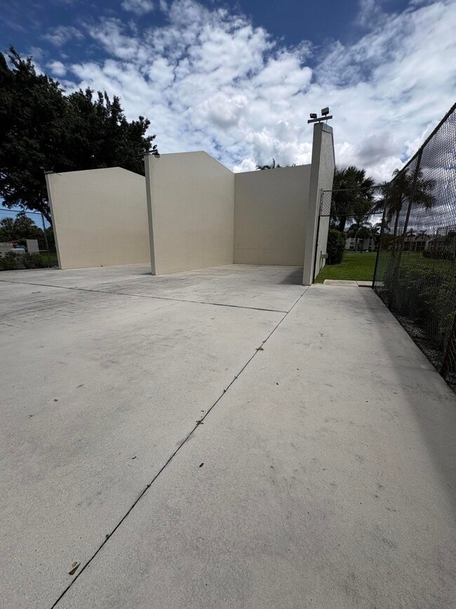 Building Photo - 1102 Green Pine Blvd