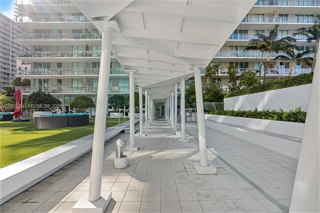 Building Photo - 1111 SW 1st Ave