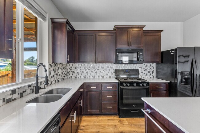 Building Photo - 856 Bear Creek Dr