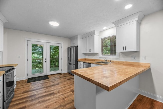 Building Photo - Beautifully Remodeled 3-Bedroom Home with ...