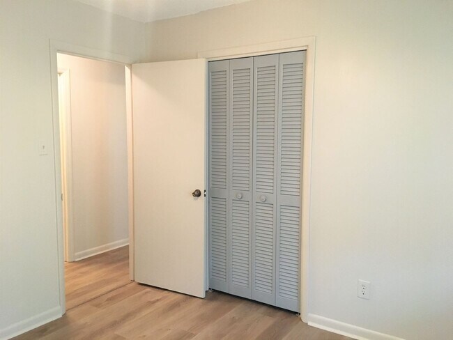 Building Photo - Charming 3 Bedroom, 2 Bath with Sunroom