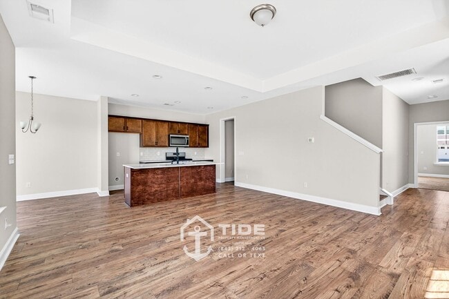 Building Photo - Modern Comfort & Easy Living in Goose Creek