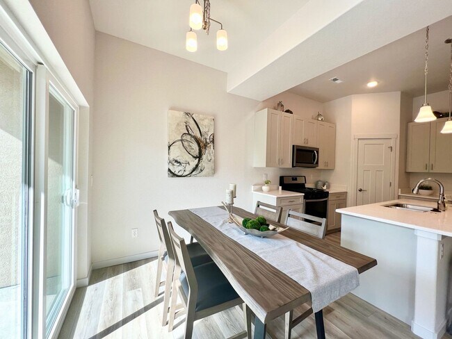 Building Photo - End Unit Townhome in Mountain Shadows near...