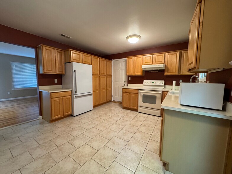 Building Photo - 197 Randall Dr