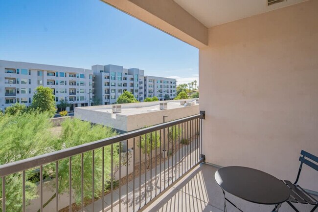 Building Photo - 688 W 1st St