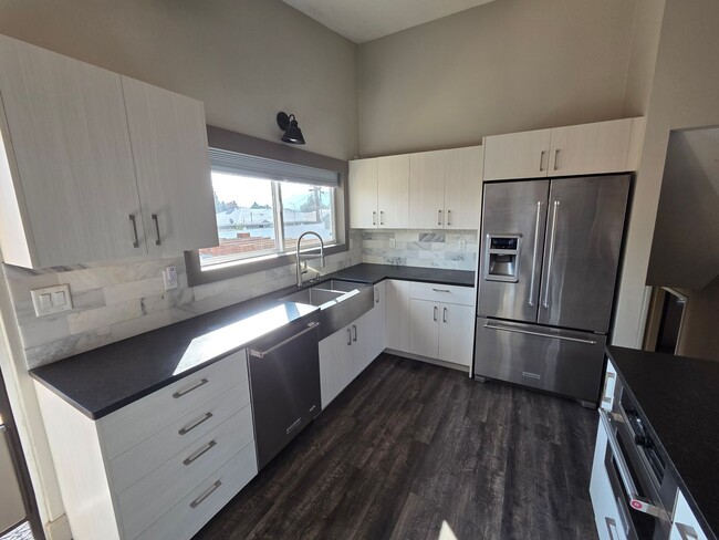 Building Photo - 3Bedroom, 2.5 Bath Mid Century Modern Home...