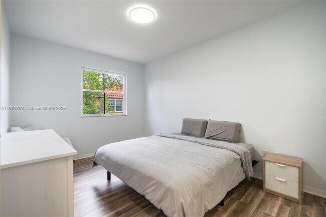 Building Photo - 724 SW 106th Ave