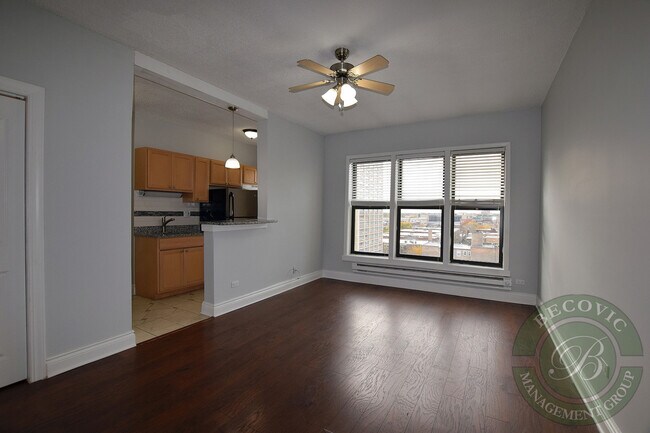Building Photo - 4520 N Clarendon Ave