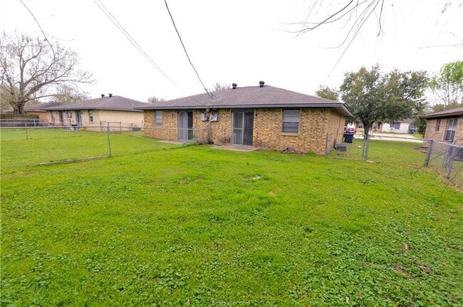 Building Photo - 1418 Hillside Dr