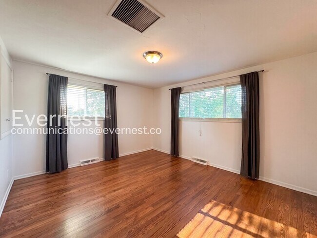 Building Photo - 4-Bed/2-Bath House Charming Home with Fenced Yard/ Available Now!