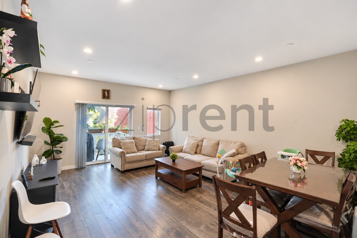 Building Photo - Unit G