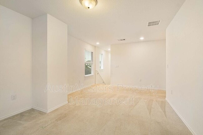 Building Photo - 907 Solitude Dr