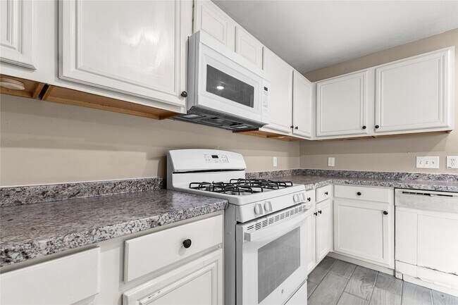 Building Photo - 17250 Cricketbriar Ct