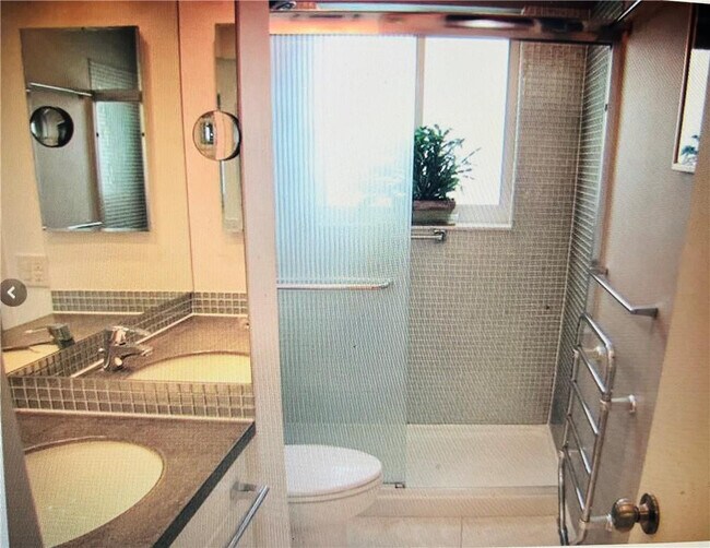 Building Photo - 2110 NE 39th St