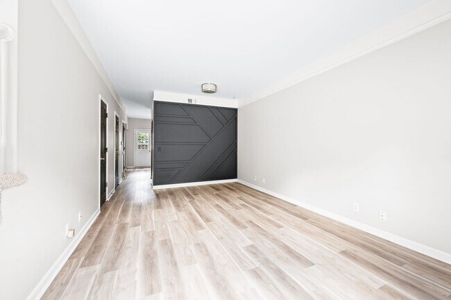 Building Photo - Awesome updated 2BR/1.5BA townhome in Bell...