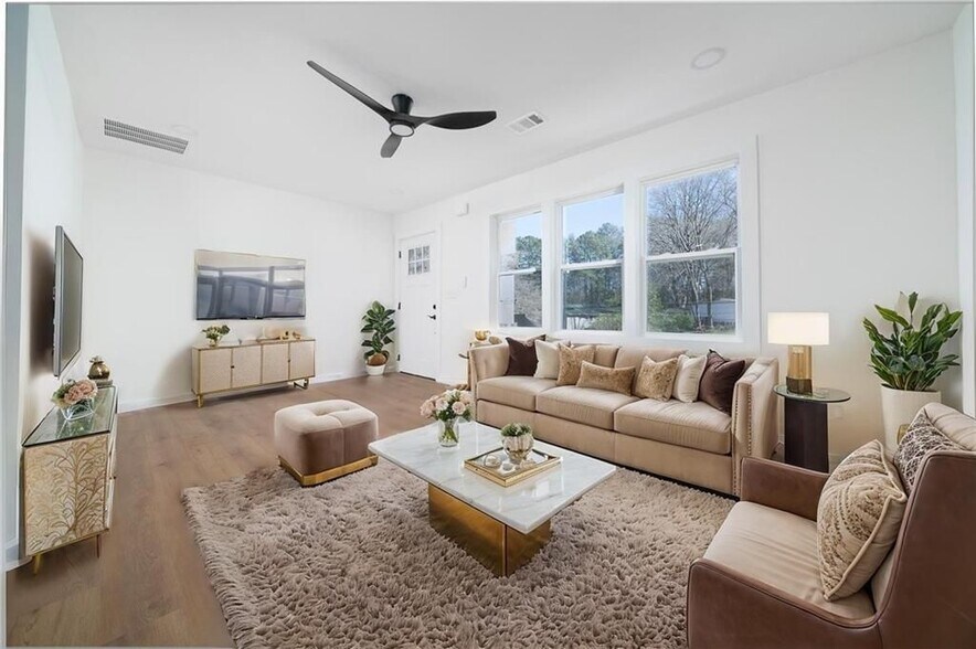 Building Photo - 2215 Gordon Cir