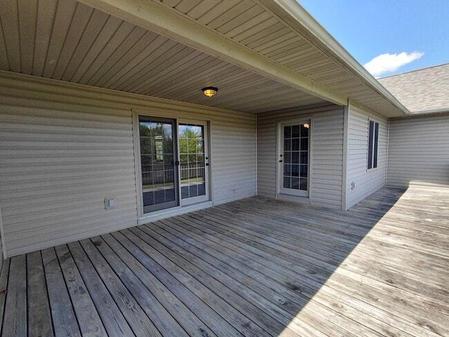 Building Photo - Home near post!