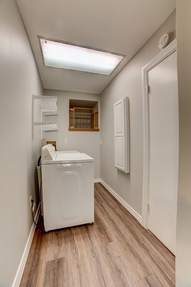 Building Photo - 4 Bed | 2 Bath in Midtown!