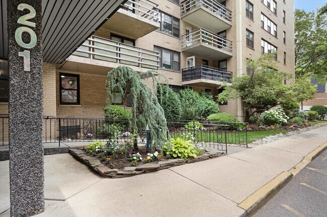 Building Photo - 201 St Pauls Ave