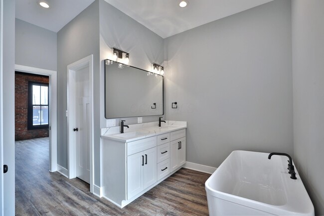 Building Photo - 370 S Washington Ave