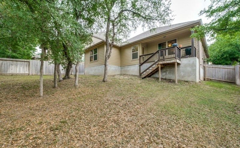 Building Photo - 318 Clorinda