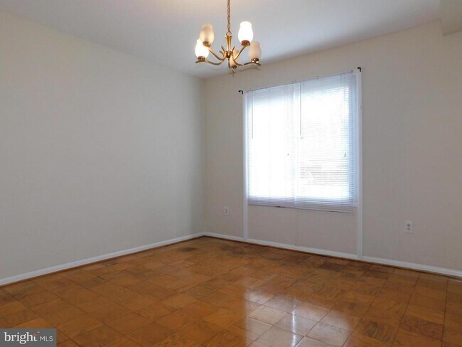 Building Photo - 6421 Earlham Dr