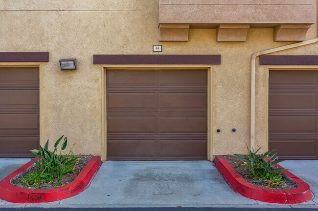 Building Photo - Beautiful Townhome in the heart of East Lake!