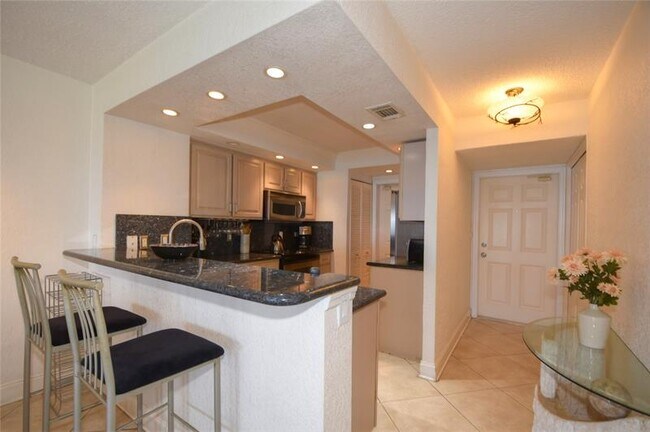 Building Photo - 1021 Hillsboro Mile