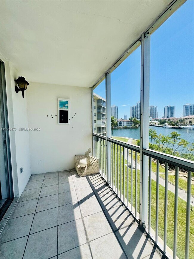 Building Photo - 2980 Point E Dr