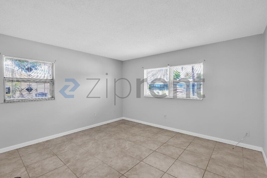 Building Photo - Unit