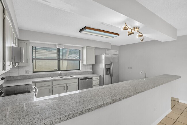 Building Photo - 208 Hopkins St