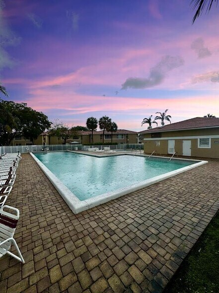 Building Photo - 10008 Twin Lakes Dr