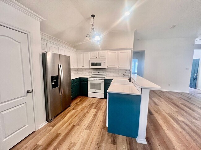 Building Photo - Lakewood Estates Beauty!