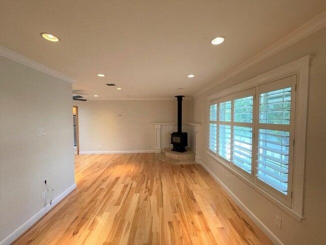 Building Photo - Concord! Beautiful fully remodeled 3 bedro...