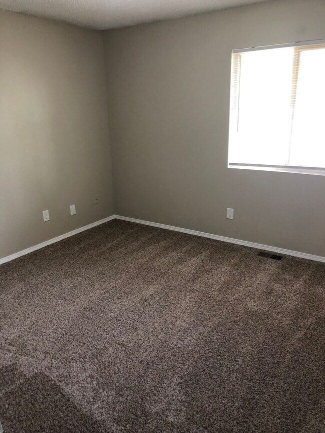 Building Photo - Spacious 2-Bed, 2-Bath Fourplex Unit in Prime Location!